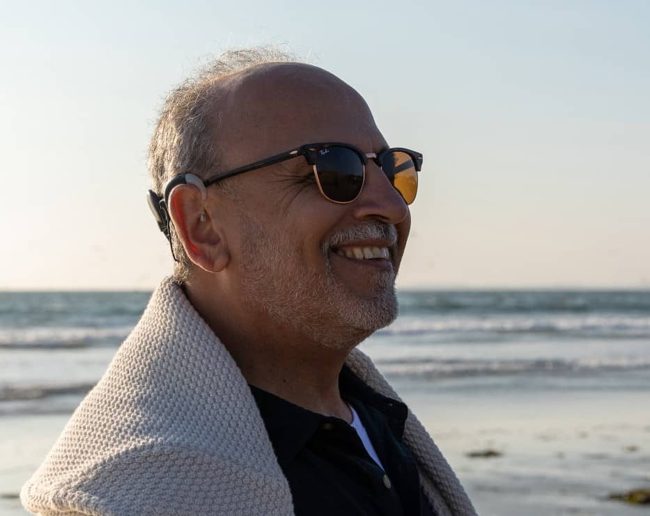 A man wearing the Naida Marvel cochlear implant.